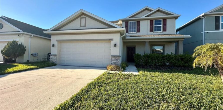 House in Davenport, Florida 5 bedrooms, 257.15 sq.m. № 2105229