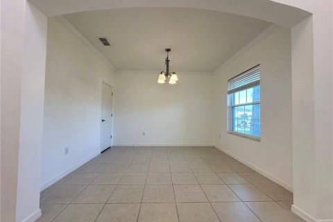 House in Davenport, Florida 5 bedrooms, 257.15 sq.m. № 2105229 - photo 4