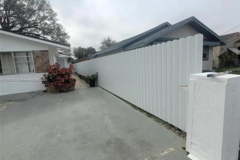 Villa ou maison à louer à Miami, Floride: 3 chambres, 144.93 m2 № 1846113 - photo 6