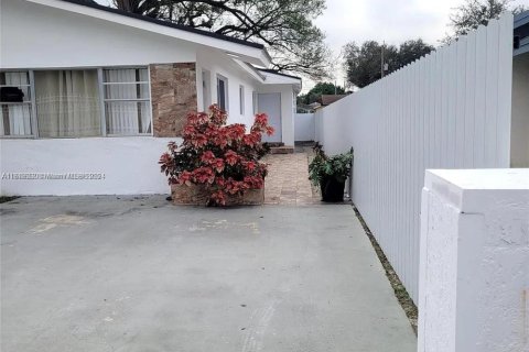 Villa ou maison à louer à Miami, Floride: 3 chambres, 144.93 m2 № 1846113 - photo 3