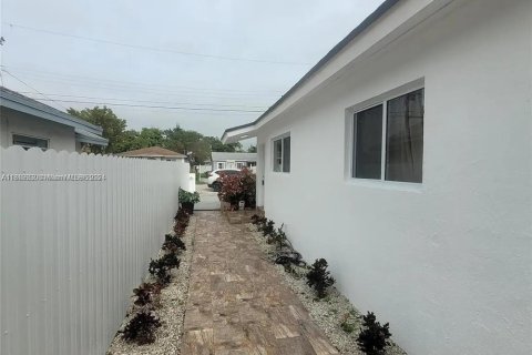 Villa ou maison à louer à Miami, Floride: 3 chambres, 144.93 m2 № 1846113 - photo 8