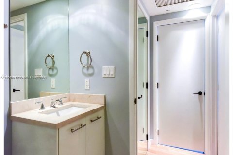 Condo in Miami Beach, Florida, 2 bedrooms  № 1951676 - photo 10