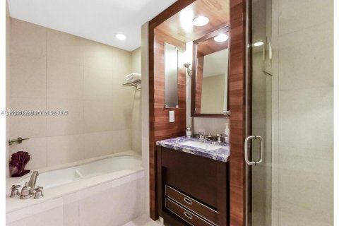Condo in Miami Beach, Florida, 2 bedrooms  № 1951676 - photo 9