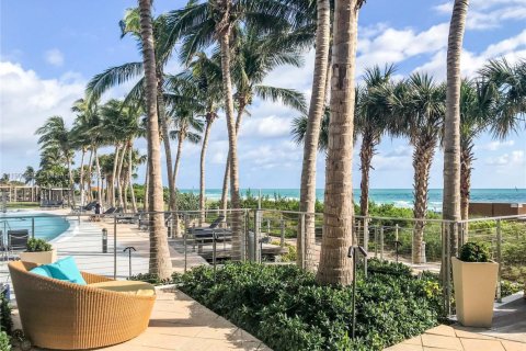 Condo in Miami Beach, Florida, 2 bedrooms  № 1951676 - photo 19