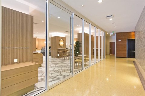 Condo in Miami Beach, Florida, 2 bedrooms  № 1951676 - photo 24
