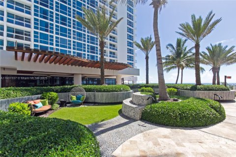 Condo in Miami Beach, Florida, 2 bedrooms  № 1951676 - photo 16