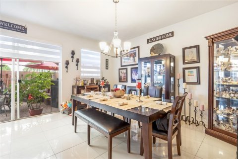 Townhouse in Miami, Florida 3 bedrooms, 161 sq.m. № 1891701 - photo 10