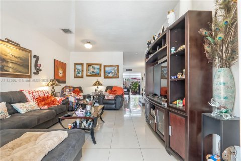 Townhouse in Miami, Florida 3 bedrooms, 161 sq.m. № 1891701 - photo 3