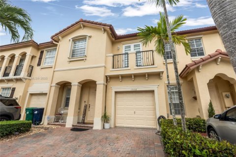Townhouse in Miami, Florida 3 bedrooms, 161 sq.m. № 1891701 - photo 2