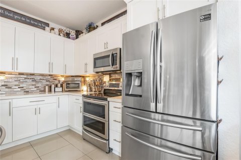 Townhouse in Miami, Florida 3 bedrooms, 161 sq.m. № 1891701 - photo 6