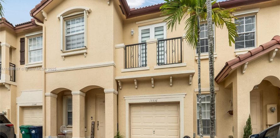 Townhouse in Miami, Florida 3 bedrooms, 161 sq.m. № 1891701