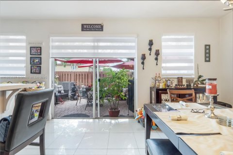 Townhouse in Miami, Florida 3 bedrooms, 161 sq.m. № 1891701 - photo 11
