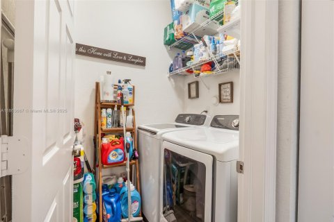Townhouse in Miami, Florida 3 bedrooms, 161 sq.m. № 1891701 - photo 29