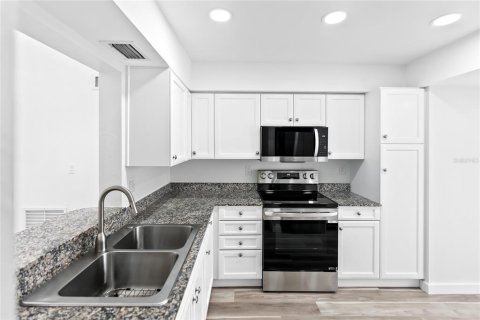 Condo in Englewood, Florida, 2 bedrooms  № 1313381 - photo 17