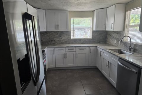 House in Saint Petersburg, Florida 4 bedrooms, 114.73 sq.m. № 1680013 - photo 3