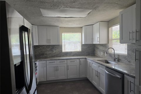 House in Saint Petersburg, Florida 4 bedrooms, 114.73 sq.m. № 1680013 - photo 4