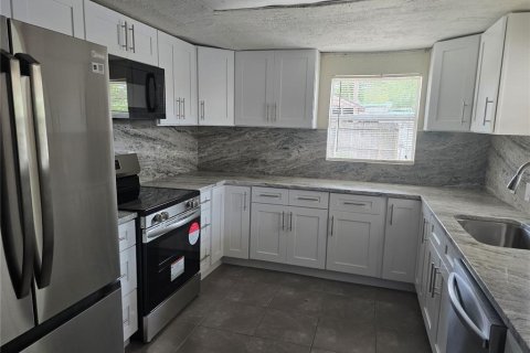 House in Saint Petersburg, Florida 4 bedrooms, 114.73 sq.m. № 1680013 - photo 5