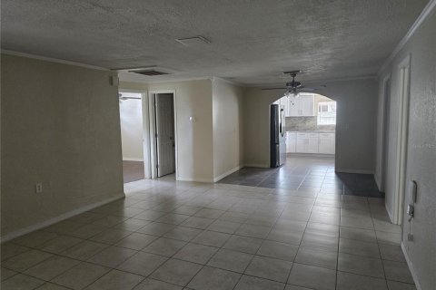 House in Saint Petersburg, Florida 4 bedrooms, 114.73 sq.m. № 1680013 - photo 9