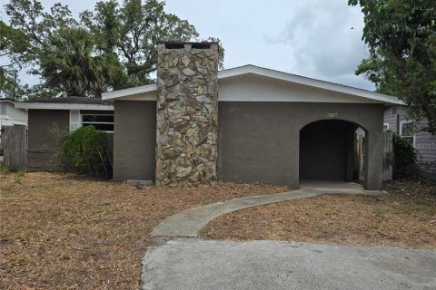 House in Saint Petersburg, Florida 4 bedrooms, 114.73 sq.m. № 1680013 - photo 1
