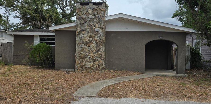House in Saint Petersburg, Florida 4 bedrooms, 114.73 sq.m. № 1680013