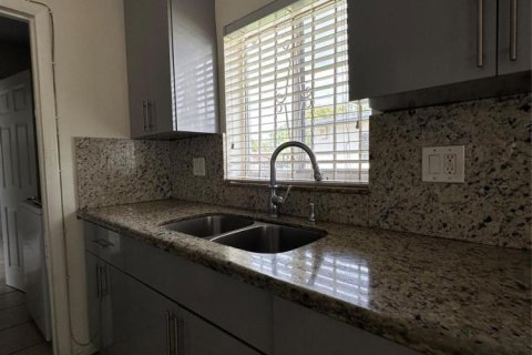 Villa ou maison à louer à Miami Gardens, Floride: 3 chambres, 170.29 m2 № 2423220 - photo 21