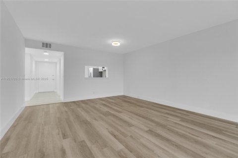 Condo in Pembroke Pines, Florida, 2 bedrooms № 1975836 - photo 20