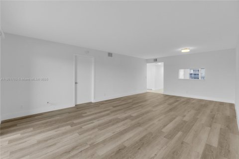 Condo in Pembroke Pines, Florida, 2 bedrooms № 1975836 - photo 14