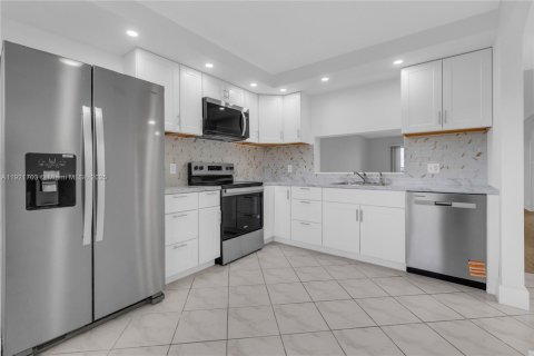 Condo in Pembroke Pines, Florida, 2 bedrooms № 1975836 - photo 6