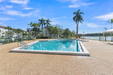 Condo in Pembroke Pines, Florida, 2 bedrooms № 1975836 - photo 26