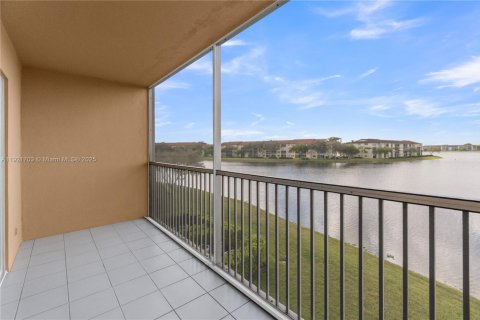 Condo in Pembroke Pines, Florida, 2 bedrooms № 1975836 - photo 30