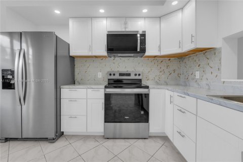 Condo in Pembroke Pines, Florida, 2 bedrooms № 1975836 - photo 8