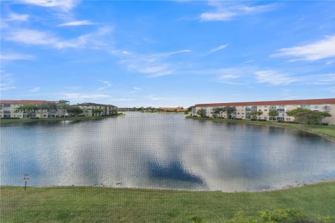 Condo in Pembroke Pines, Florida, 2 bedrooms № 1975836 - photo 1
