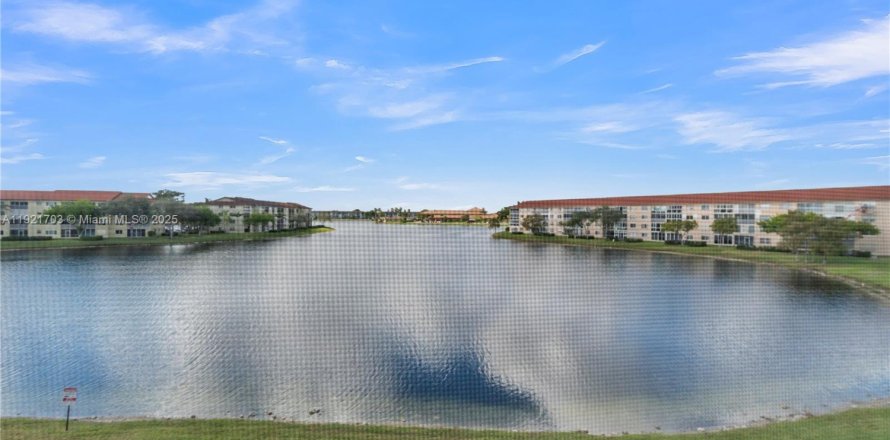 Condo in Pembroke Pines, Florida, 2 bedrooms № 1975836