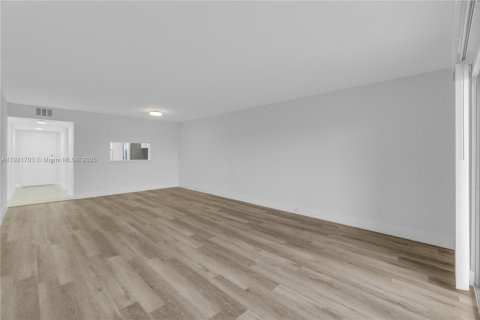 Condo in Pembroke Pines, Florida, 2 bedrooms № 1975836 - photo 18