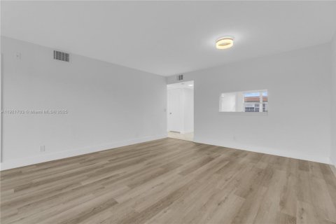 Condo in Pembroke Pines, Florida, 2 bedrooms № 1975836 - photo 21