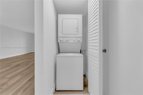 Condo in Pembroke Pines, Florida, 2 bedrooms № 1975836 - photo 3