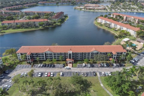 Condo in Pembroke Pines, Florida, 2 bedrooms № 1975836 - photo 25