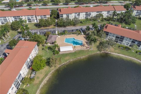 Condo in Pembroke Pines, Florida, 2 bedrooms № 1975836 - photo 23