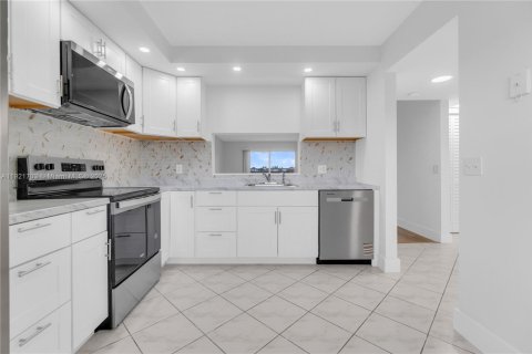 Condo in Pembroke Pines, Florida, 2 bedrooms № 1975836 - photo 10