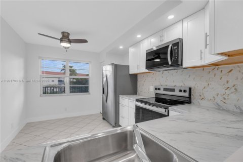 Condo in Pembroke Pines, Florida, 2 bedrooms № 1975836 - photo 7