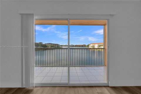 Condo in Pembroke Pines, Florida, 2 bedrooms № 1975836 - photo 27