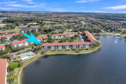 Condo in Pembroke Pines, Florida, 2 bedrooms № 1975836 - photo 2