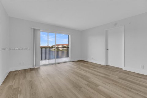 Condo in Pembroke Pines, Florida, 2 bedrooms № 1975836 - photo 13