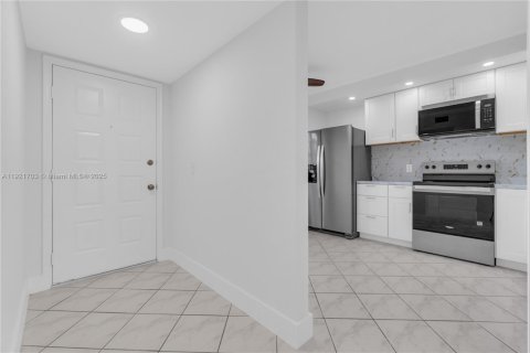 Condo in Pembroke Pines, Florida, 2 bedrooms № 1975836 - photo 5