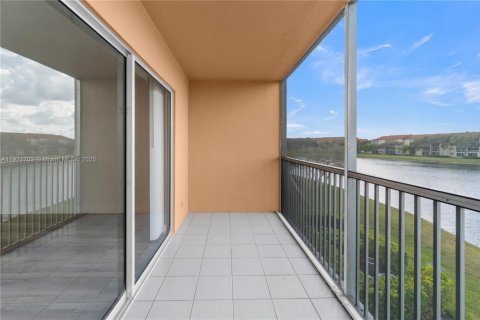 Condo in Pembroke Pines, Florida, 2 bedrooms № 1975836 - photo 29