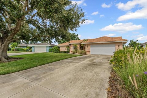 House in Sarasota, Florida 4 bedrooms, 219.25 sq.m. № 1904766 - photo 8