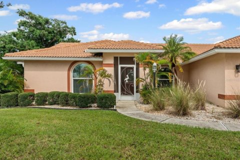 House in Sarasota, Florida 4 bedrooms, 219.25 sq.m. № 1904766 - photo 9