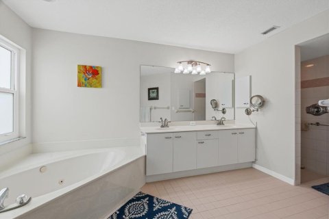 House in Sarasota, Florida 4 bedrooms, 219.25 sq.m. № 1904766 - photo 22