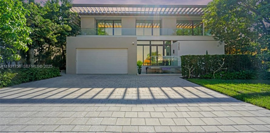 Casa en North Miami Beach, Florida 5 dormitorios, 510.22 m2 № 2076994