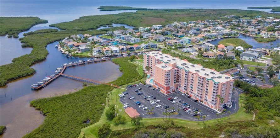 Condo in New Port Richey, Florida, 3 bedrooms № 1851837